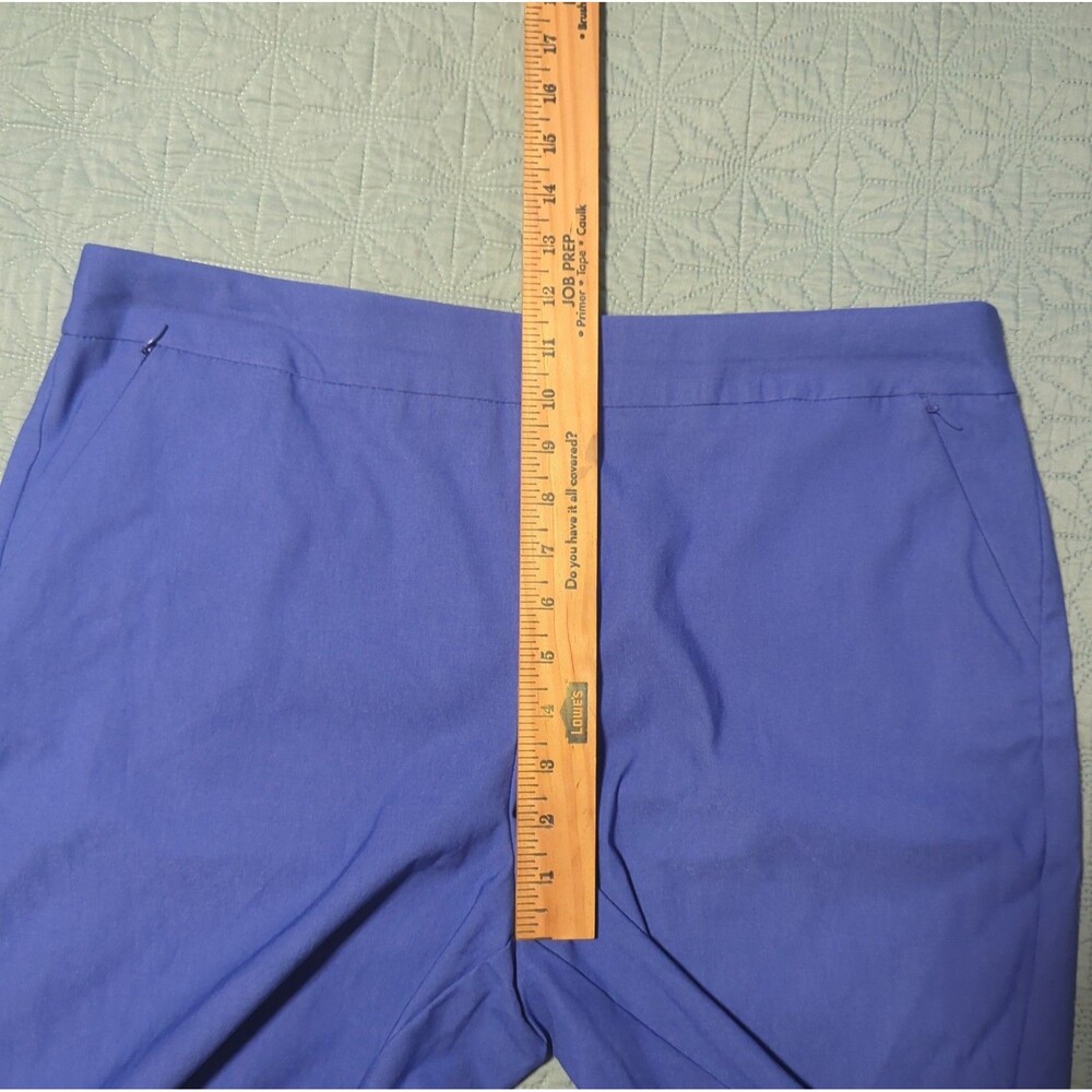 Chicos Women's Sleek Stretch Pull On Shorts Amparo Blue Zip Pockets Sz 2.5/14 US - Picture 5 of 8